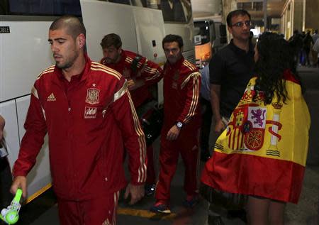 Spain's goalkeeper Victor Valdes (L) arrives at the O. R. Tambo International Airport, ahead of Tuesday's international friendly soccer match against South Africa at Soccer City, in Johannesburg.November 17, 2013. REUTERS/Siphiwe Sibeko