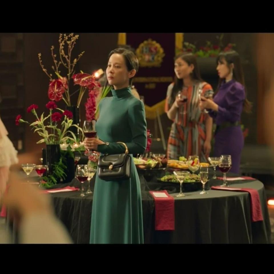 曹如晶在韓劇《High-class》第一集中，身著合身晚裝搭配BVLGARI x Mary Katrantzou的Serpenti Metamorphosis手提包。（翻攝自網路）