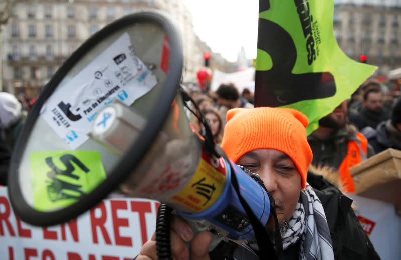 Foto del sábado de un manifestante con un megáfono en una marcha en París