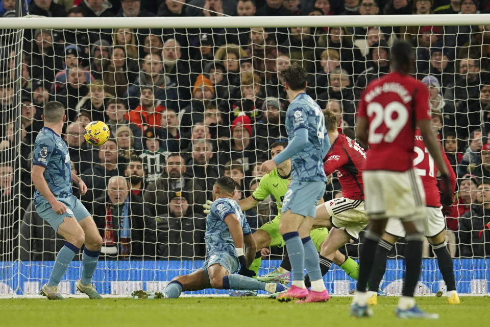 Manchester United's Rasmus Hojlund, centre right, scores his side's third goal during the English Premier League soccer match between Manchester United and Aston Villa at the Old Trafford stadium in Manchester, England, Tuesday, Dec. 26, 2023. (AP Photo/Dave Thompson)