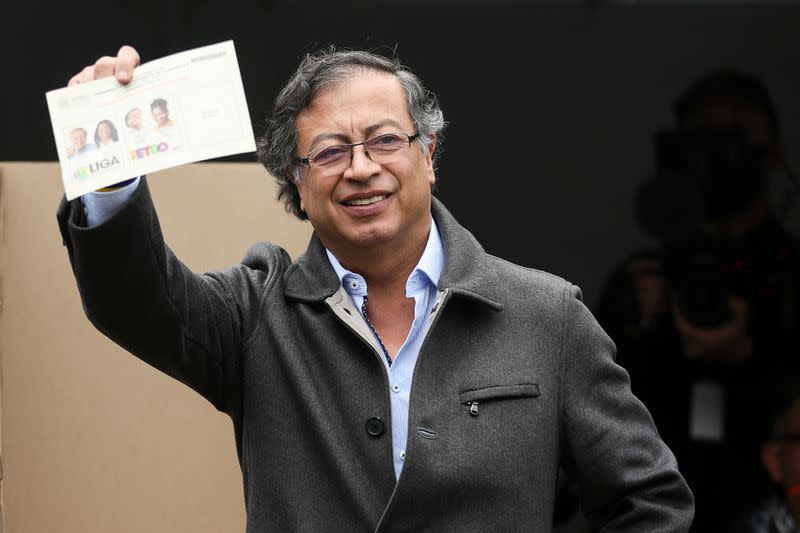 El candidato a la presidencia de Colombia por el izquierdista Pacto Histórico, Gustavo Petro, vota en un puesto electoral de Bogotá