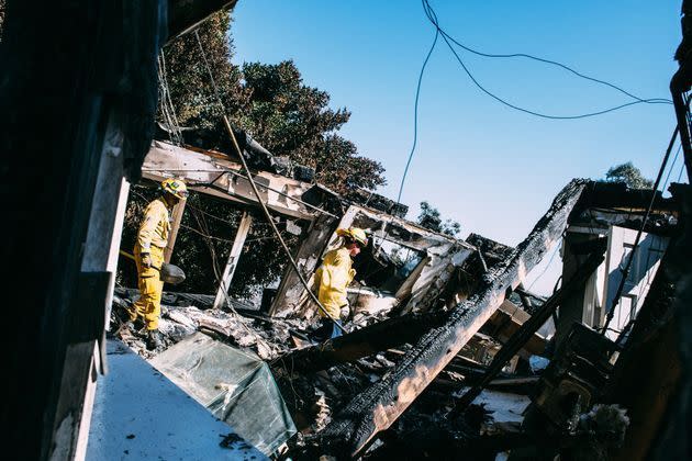 <p>Une famille revient dans les décombres de leur maison dans le quartier de Brentwood Californie ravagée par les flammes du Getty Fire.</p>