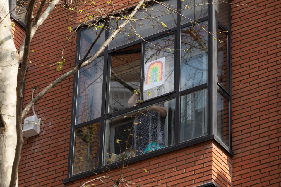 People all around the world are hanging rainbow drawings on windows as a message of hope during the coronavirus pandemic. (Photo: Getty Images)