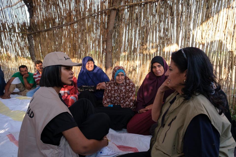 Sabrina Dhowre Elba meets with community members during an IFAD field visit in Egypt following her attendance at Cop27 in Sharm el-Sheikh (Aly Hazzaa/IFAD)