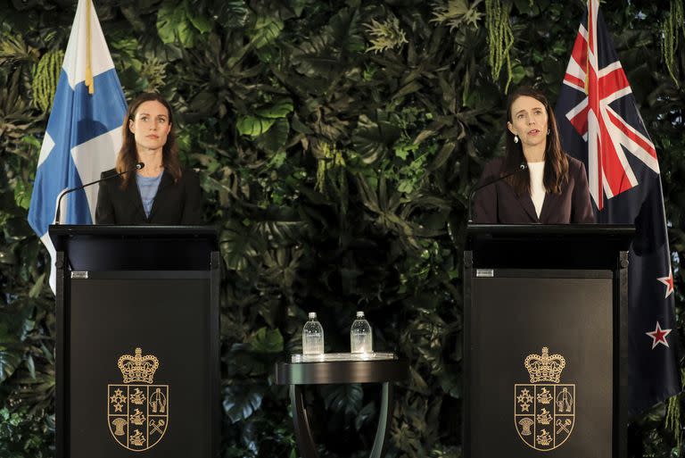 La primera ministra de Finlandia, Sanna Marin, a la izquierda, ofrece una conferencia de prensa conjunta con la primera ministra de Nueva Zelanda, Jacinda Ardern, en el Museo de Auckland, en Auckland, Nueva Zelanda, el miércoles 30 de noviembre de 2022.