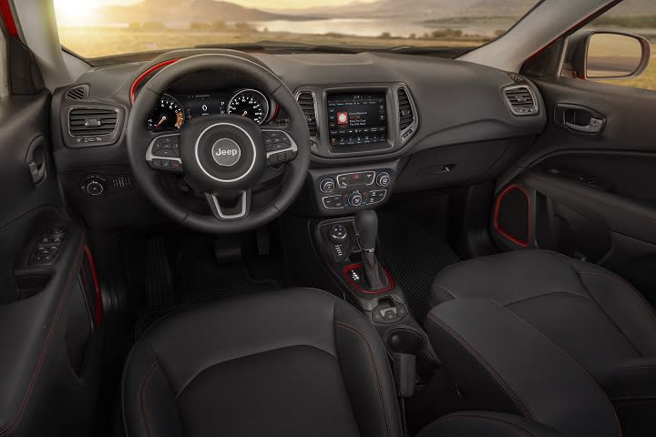 2017 Jeep Compass Trailhawk interior photo