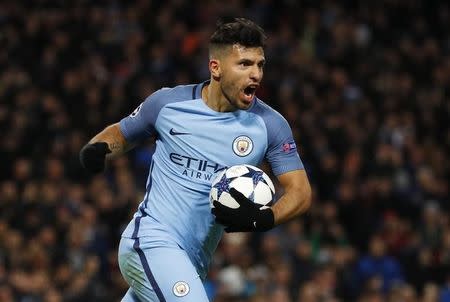 Foto del martes del delantero argentino Sergio Agüero celebrando tras marcar uno de los goles del Manchester City. 21/2/17. El Manchester City se recuperó el martes de una desventaja de dos goles para superar 5-3 al Mónaco como local con un doblete del delantero Sergio Agüero, mientras que Atlético de Madrid dio un gran paso para meterse en los cuartos de final de la Liga de Campeones al ganarle 4-2 al Bayer Leverkusen como visitante. Reuters/Phil Noble