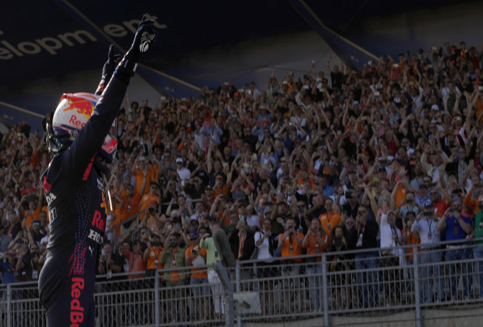 El piloto holandés Max Verstappen, de Red Bull, festeja después de ganar el Gran Premio de Holanda de la Fórmula Uno en el circuito de Zandvoort, Holanda, el domingo 5 de septiembre de 2021. (AP Foto/Francisco Seco)