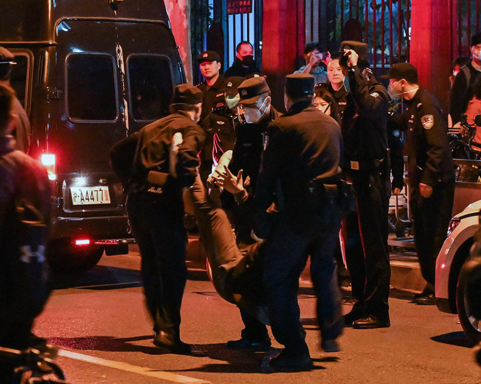 Arresto de un manifestante en Shanghái