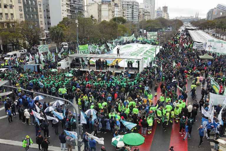 Distintas organizaciones sociales marchan hacia Plaza de Mayo en contra de la crisis económica