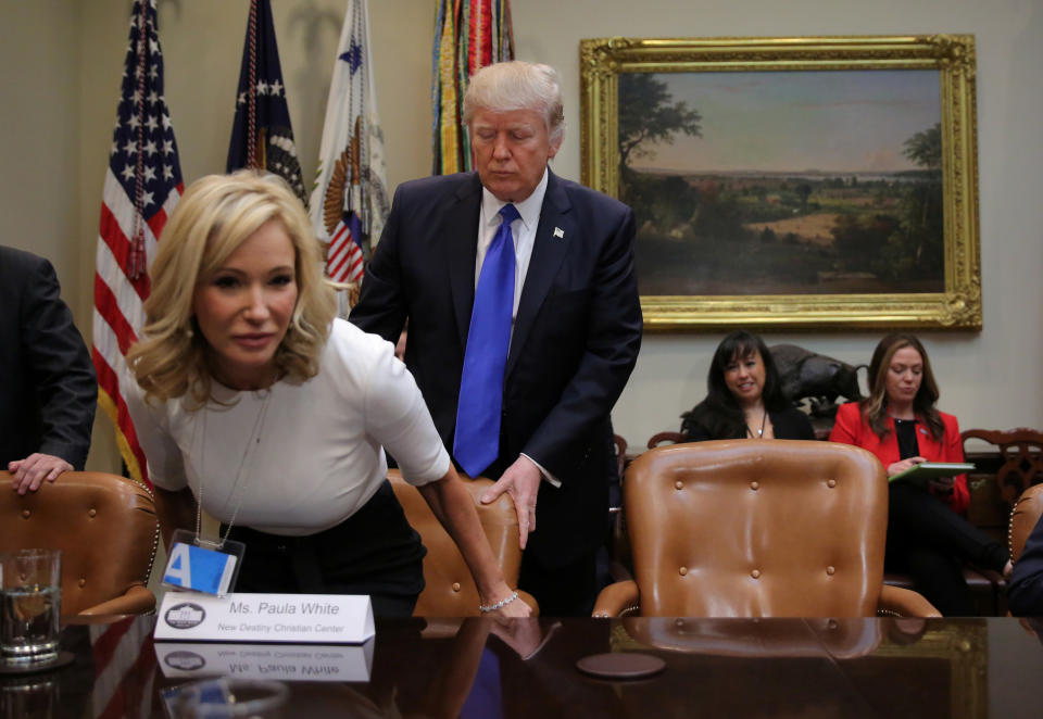 "Bitte nehmen Sie Platz." - Donald Trump hat mit der Fernsehpastorin Paula White eine Beraterin aus den Kreisen der Evangelikalen dicht an seiner Seite. (Bild: REUTERS/Carlos Barria)