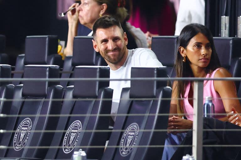 Lionel Messi junto con su pareja Antonela Rocuzzo, en el Cahse Stadium: el capitán argentino usó una bota ortopédica (Photo by Megan Briggs / GETTY IMAGES NORTH AMERICA / Getty Images via AFP)