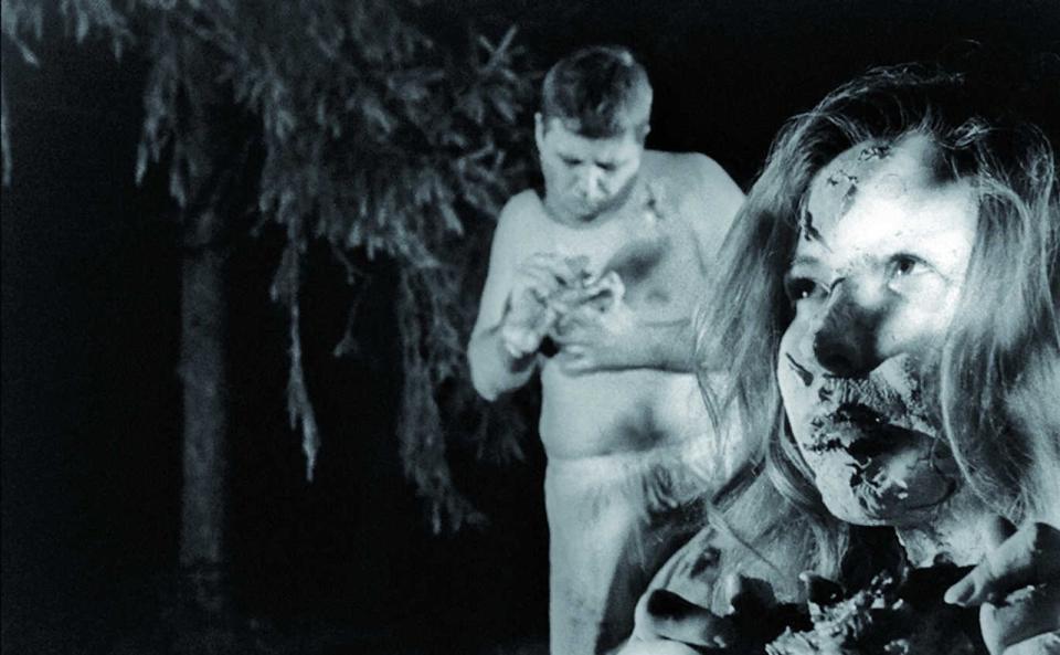 Heißhunger auf Menschenfleisch! Mit dem Erscheinen von George A. Romeros "Night Of The Living Dead" (1968) wurde ein neuer Horror-Star geboren: der Zombie. Romero selbst ließ seinem Kultstreifen, in dem Untote sich grunzend und stöhnend an den Lebenden laben, diverse Sequels folgen. Darüber hinaus ist sein Werk bis heute Vorbild für zahlreiche Zombiefilme. (Bild: Splendid)