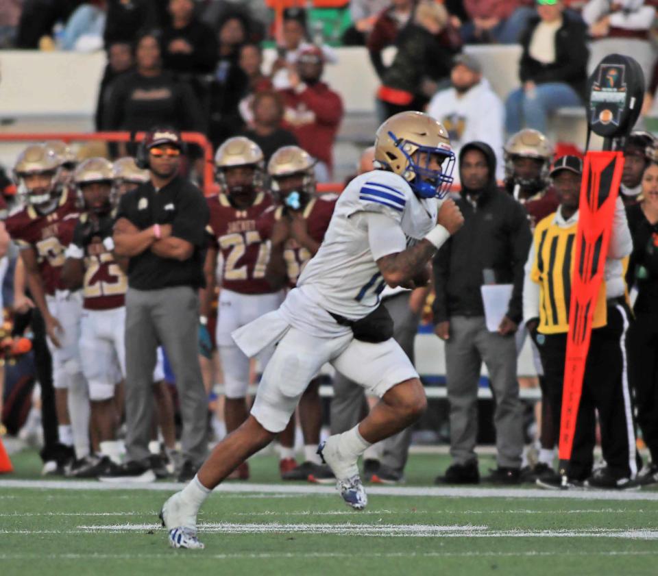 Mainland's Dennis Murray Jr. (14) runs down the field and scores a touchdown during the 3S state championship against St. Augustine.