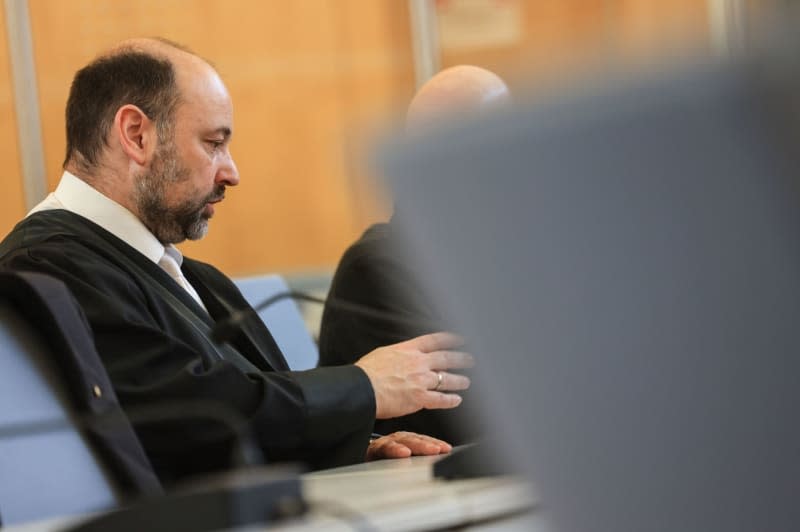 The defendant (R) sits next to his lawyer in the courtroom. A German professional soldier is on trial as a suspected Russian spy before the Duesseldorf Higher Regional Court. Oliver Berg/dpa