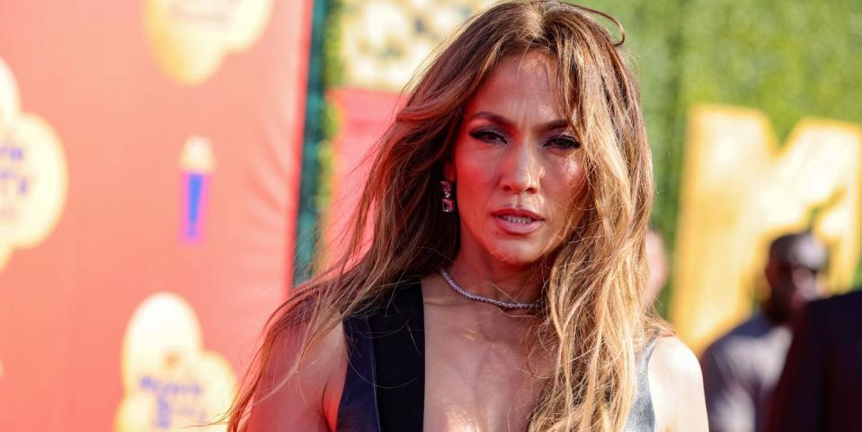 Jennifer Lopez Ditches Her Long Locks for New Short ‘Lob’ Haircut - Yahoo Life