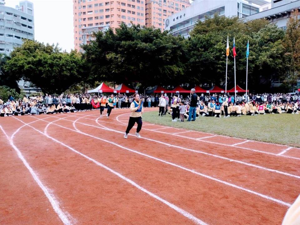 曉明女中60周年校慶運動會23日登場，學生們奮力的投入接力賽！圖／曾麗芳