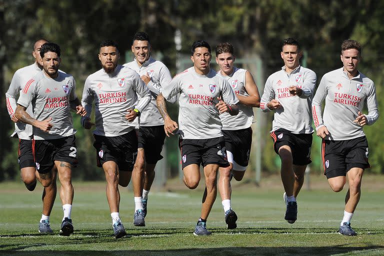 Un entrenamiento de River, con su máximo referente al frente del grupo: Enzo Pérez.