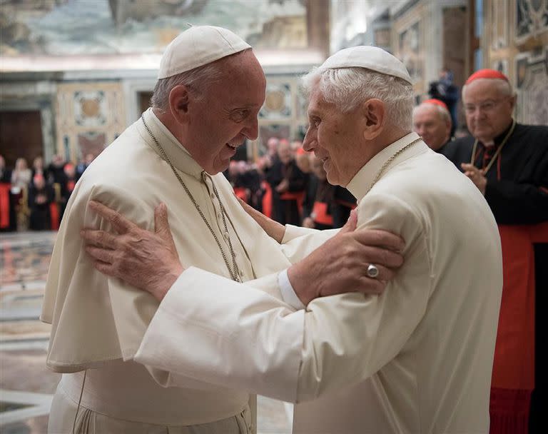 Bergoglio y Ratzinger, en un acto público en junio pasado