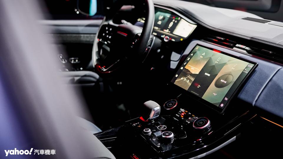 13.7吋與13.1吋雙螢幕組合搭配Pivi Pro多媒體系統及強調操作直覺性的控制介面給予駕駛最為順手的空間配置。