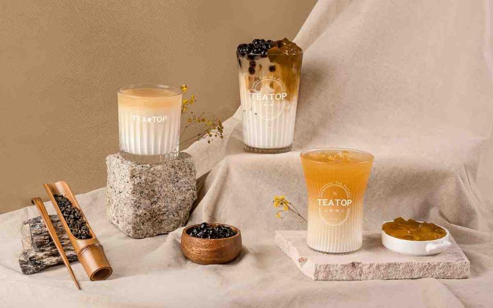 起源自台中的「TEA  TOP第一味」於秋季新品推出2款厚鮮奶系列飲品 圖片來源：TEA  TOP