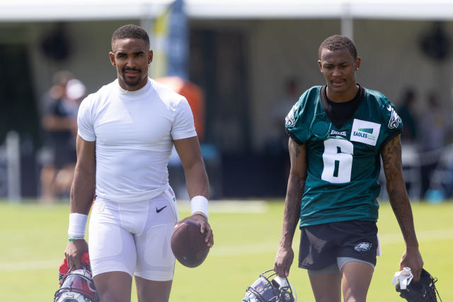 Jalen Hurts & DeVonta Smith give youth football team a moment to remember