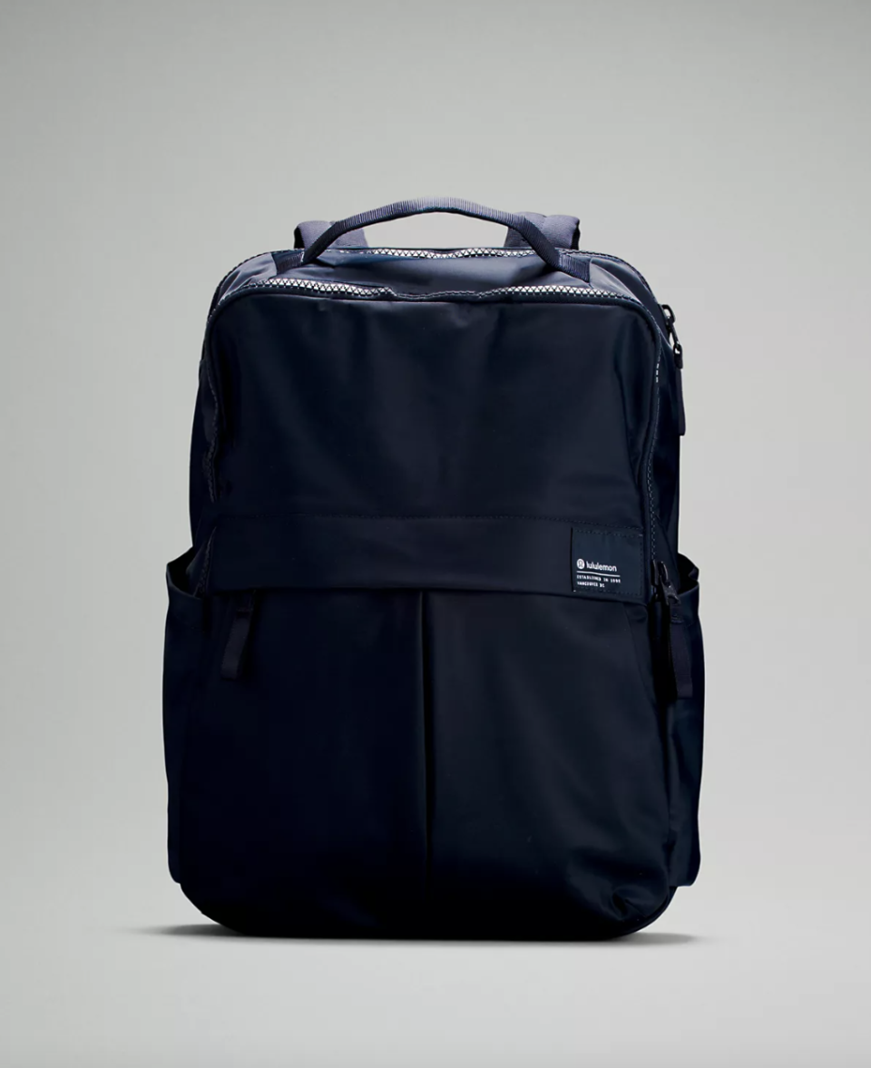 Everyday Backpack 2.0 23L in dark blue navy (Photo via lululemon)