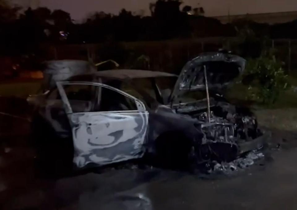 新北市警局三峽分局在轄區尋獲槍擊歹徒作案逃逸車輛，但已遭焚毀。（三峽分局提供） 