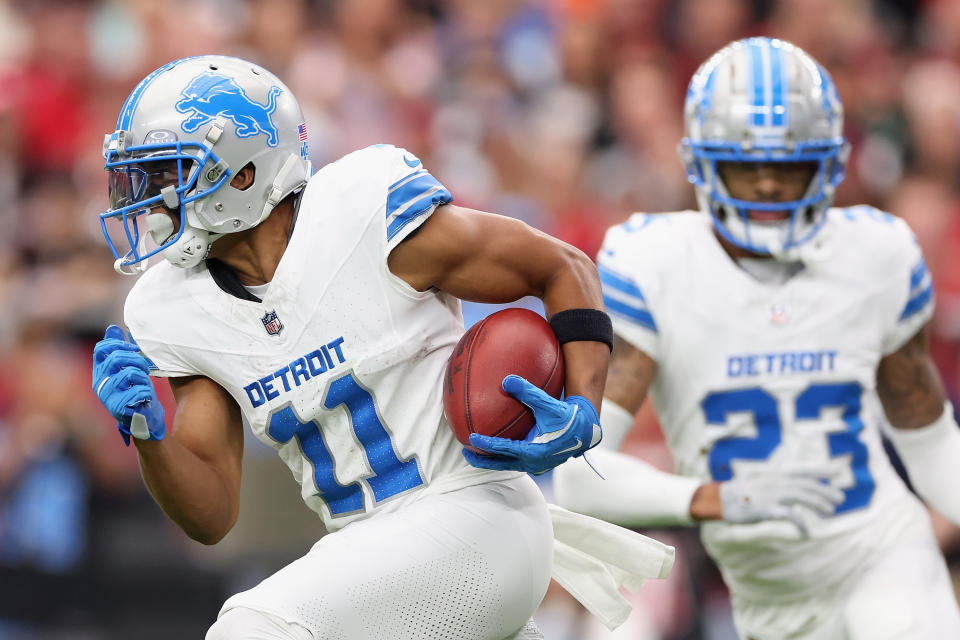 GLENDALE, ARIZONA - 22 SEPTEMBER: Penerima lebar Kalif Raymond #11 dari Detroit Lions berlari dengan sepak bola melawan Arizona Cardinals selama pertandingan NFL di State Farm Stadium pada 22 September 2024 di Glendale, Arizona. Lions mengalahkan Cardinals 20-13. (Foto oleh Christian Petersen/Getty Images)