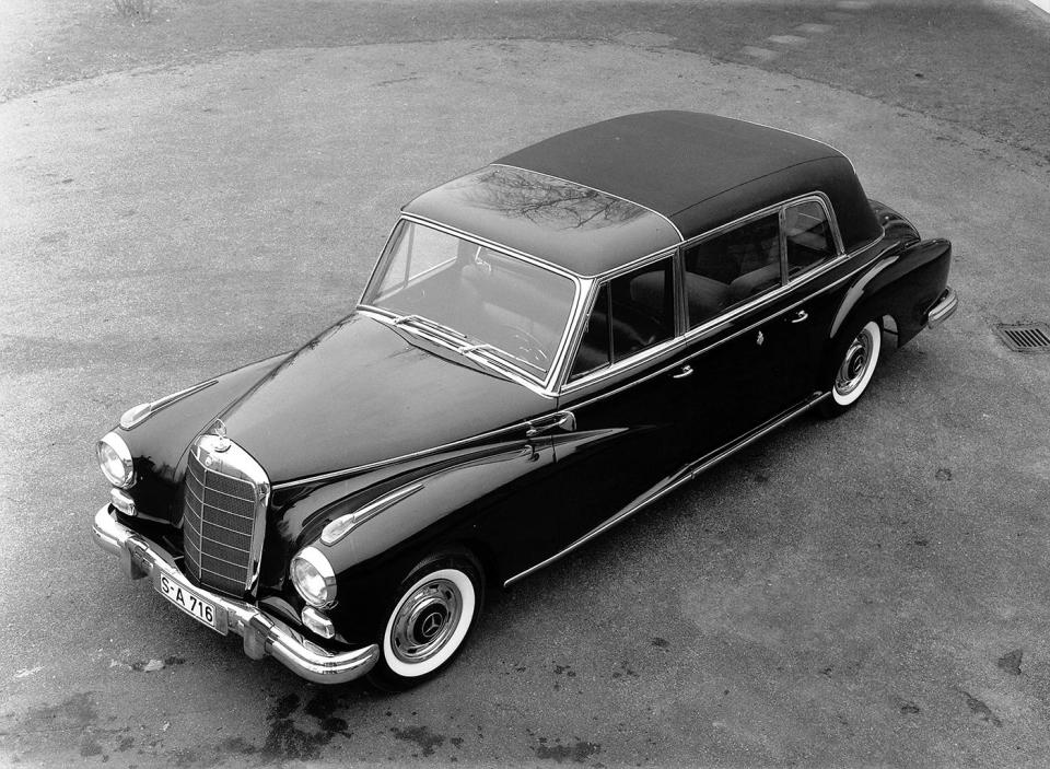 Landaulet with long wheelbase: For the popemobile, the Mercedes-Benz 300 d was given a 450-millimeter longer wheelbase.