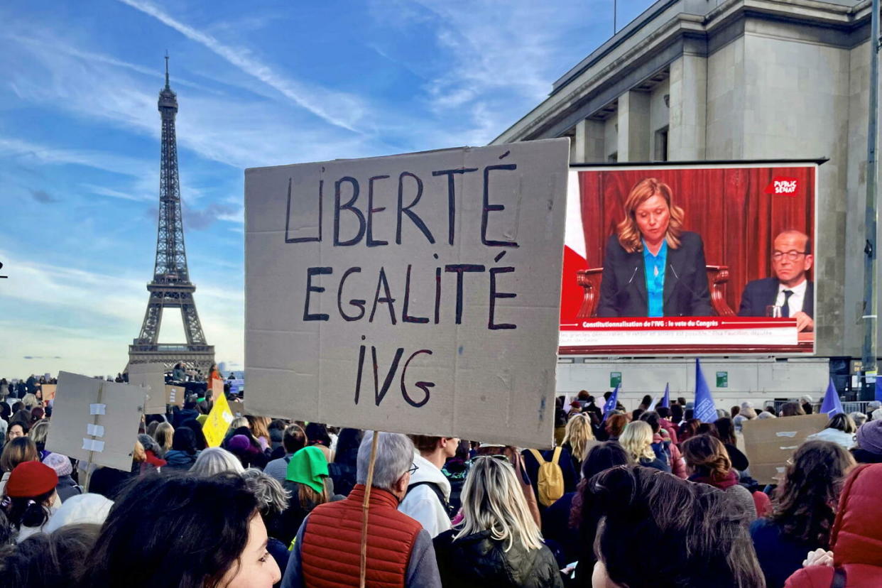 Au Trocadéro, des centaines de Parisiens se sont rassemblés pour célébrer l'inscription de l'IVG dans la Constitution.  - Credit:Nathan Tacchi/Le Point