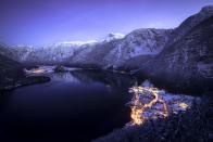 <p>Apparemment, les Chinois ont créé une réplique de cet ancien village de mine de sel d’Autriche, situé dans la région du Salzkammergut. <em>[Photo : Rex]</em> </p>