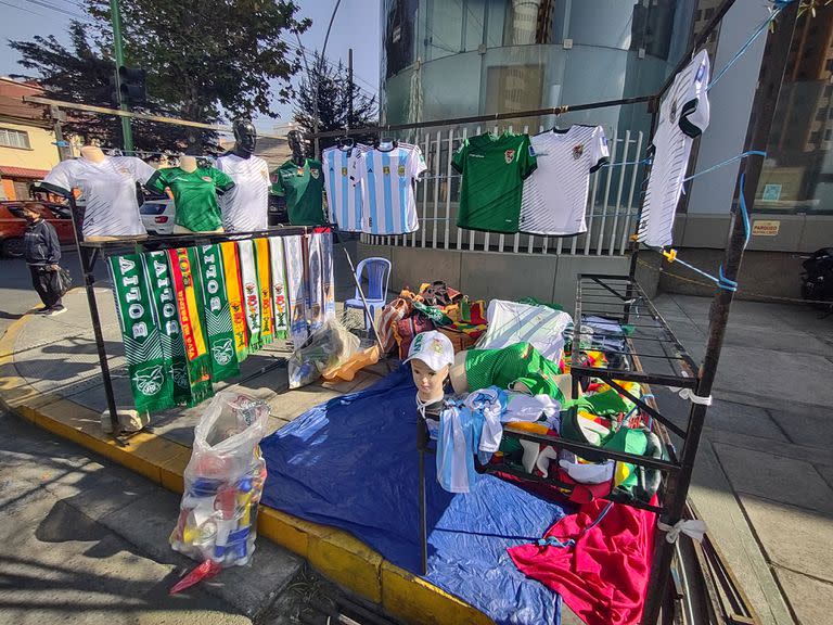 Los puestos en las afueras del estadio Hernando Siles venden camisetas bolivianas y argentinas por igual, un reflejo de la euforia por la selección y Lionel Messi