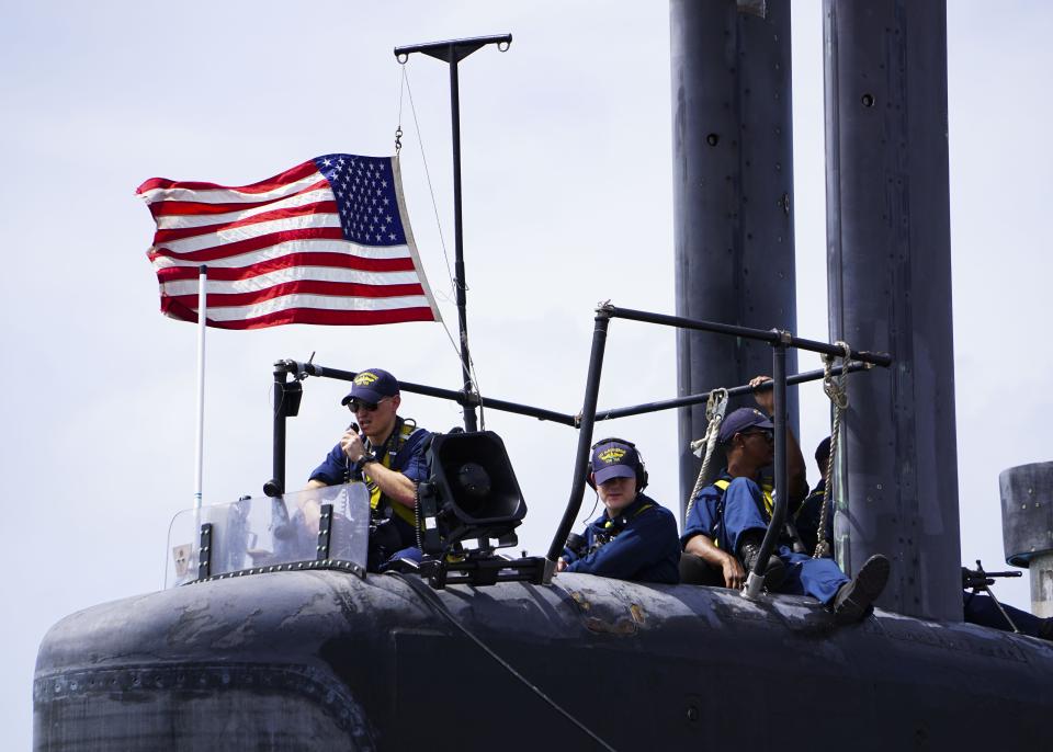 Sailors assigned to the Los Angeles-class attack submarine USS Albuquerque SSN 706 stand watch as the boat departs Diego Garcia. Image courtesy Chief Fire Control Technician Jeremy Gross/US Navy, 2015.