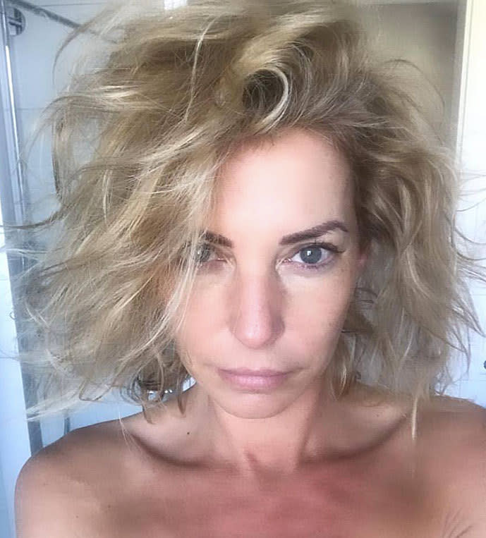 <p>Guten Morgen, Löwenmähne! Mit dieser Power-Frisur wacht Giulia Siegel - nach eigenen Angaben - jeden Morgen auf. Zumindest seit die DJane sich von ihren Extensions und kaputten Spitzen getrennt hat und ihre Haare kinnlang trägt. Die Hashtags #nofilter und #iamwhatiam daneben verraten: Die 42-Jährige braucht kein Photoshop und steht auch zu ihrem ungeschminkten Äußeren. (Bild: Facebook/Giulia Siegel)</p>