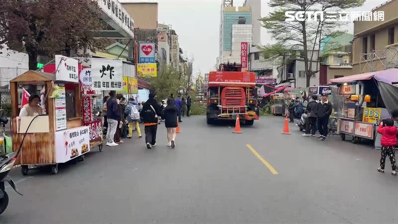 嘉義市文化路郵局前方發生路樹倒塌事件。（圖／翻攝畫面）