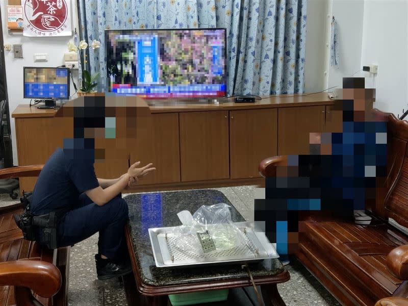 已故台南市麻豆警分局官31歲梁姓女警（左），曾助人打消親生念頭，獲分局好人好事表揚。（圖／翻攝畫面）