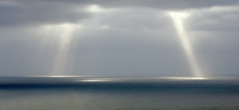 Des rayons de soleil percent les nuages le 01 juillet 2007 au large de l'île de la Possession, dans l'archipel des Crozet, dans l'Antarctique (MARCEL MOCHET)