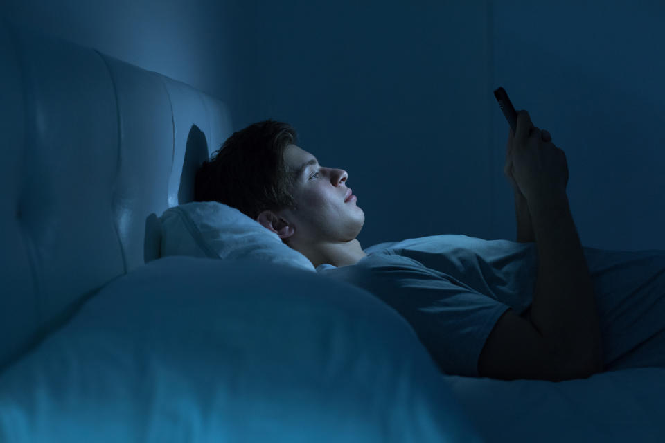 Un lugar de descanso apropiado, oscuro y fresco, y limitar el uso de aparatos electrónicos en la cama, propicia el buen dormir, lo cual a su vez, es útil para cuidar nuestra presión arterial. (Getty Creative)