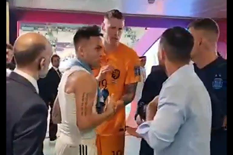 Wout Weghorst, autor de los dos goles de Países Bajos, discute con Lautaro Martínez y Sergio Agüero camino a los vestuarios, tras su cruce con Lionel Messi  