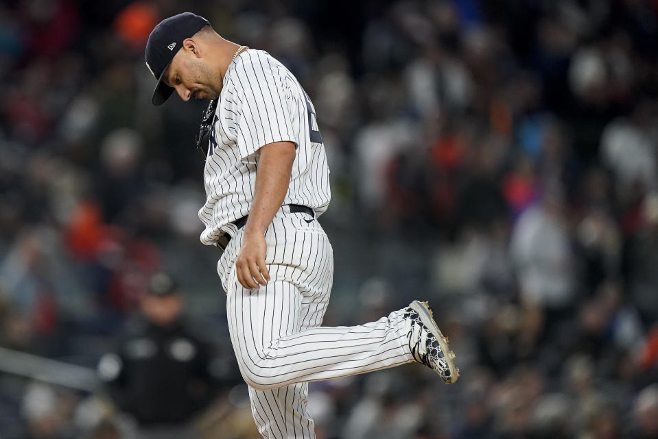 Néstor Cortés de los Yanquis de Nueva York tras permitir un jonrón en el tercer inning del cuarto juego de la serie de campeonato de la Liga Americana, el domingo 23 de octubre de 2022. (AP Foto/John Minchillo)