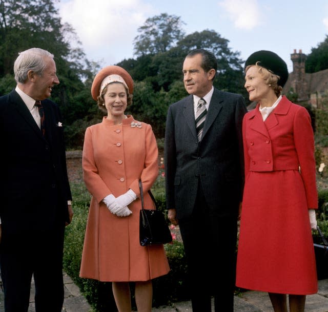 En 1970, la reine a rencontré le Premier ministre Edward Heath (à gauche) et le président américain Richard Nixon et son épouse Pat Nixon à Checkers (PA Archive)