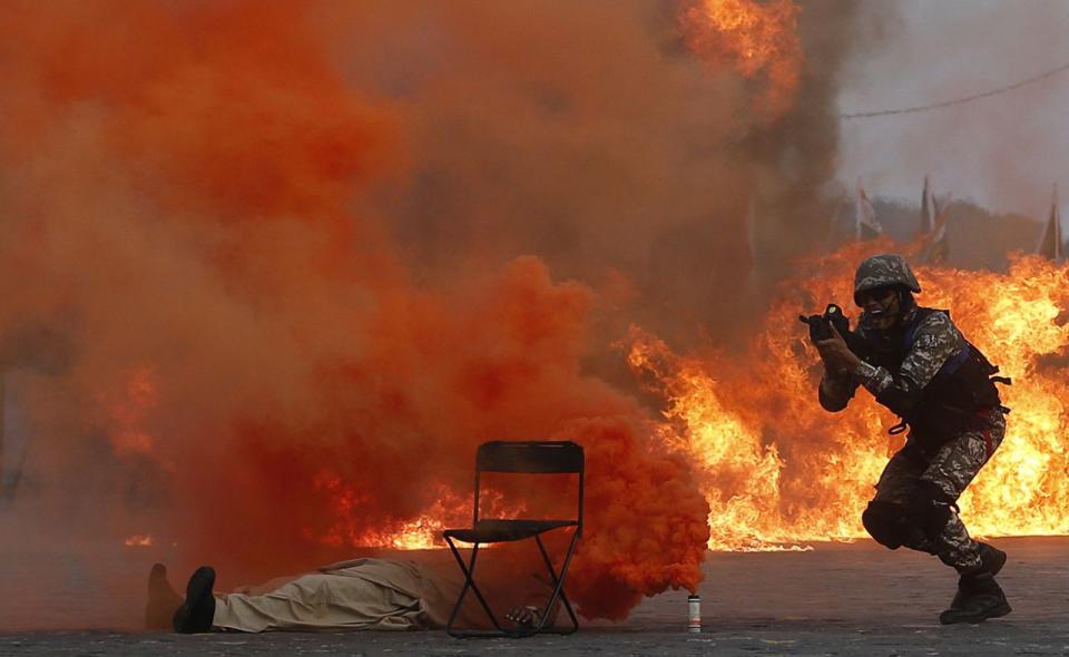 <p>Mitglieder der indischen Marine geben bei den Feierlichkeiten zum "Navy Day" in Mumbai eine Kostprobe ihrer Fähigkeiten. (Bild: Rafiq Maqbool/ AP </p>