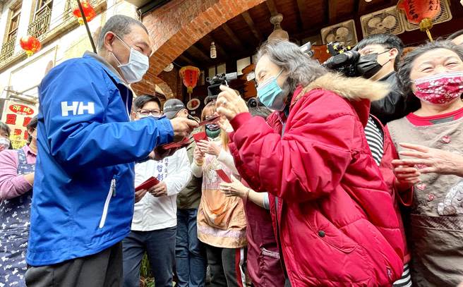 店家領取福袋時大喊選選總統，不過侯友宜以希望大家賺大錢巧妙回應。（呂健豪攝）