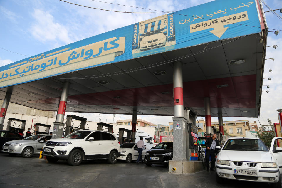 <p>La diferencia entre los tres países en los que la gasolina es más barata y el resto es importante. En Irán, que en 2021 produjo 4.084.822 barriles de petróleo al día, el litro vale 0,051 euros. (Foto: Fatemeh Bahrami / Anadolu Agency / Getty Images).</p> 