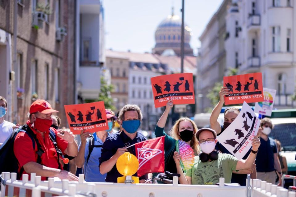 Teilnehmer einer Gegendemonstration zur Demonstration gegen die Corona-Beschränkungen stehen an der Ecke Torstraße/Tucholskystraße. Zu der Demonstration gegen die Corona-Maßnahmen hat die Initiative "Querdenken 711" aufgerufen.<span class="copyright">Christoph Soeder / dpa</span>