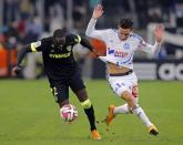 Olympique Marseille's Florian Thauvin (R) challenges FC Nantes' Issa Cissokho during their French Ligue 1 soccer match at the Velodrome stadium in Marseille, November 28, 2014. REUTERS/Jean-Paul Pelissier