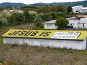 <p>Über diese Werbeplatzierung hätte man sich lieber noch mal Gedanken machen sollen: Ein „Jesus is“-Schriftzug auf dem Dach einer Lagerhalle wurde kurzerhand mit einem Immobilienangebot überklebt. Das Ergebnis: „Jesus ist zu vermieten“ – Ist denn heutzutage nichts mehr heilig? (Bild: Reddit) </p>