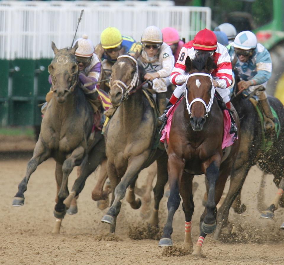 Hard Spun leads coming out of the final turn of the 2007 Kentucky Derby.