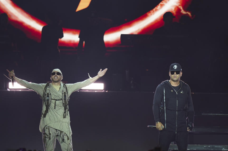 El dúo puertorriqueño de reggaetón Wisin & Yandel durante el primer concierto de su gira del adiós en la Ciudad de México el jueves 25 de agosto de 2022. (Foto AP/Fernando Llano)